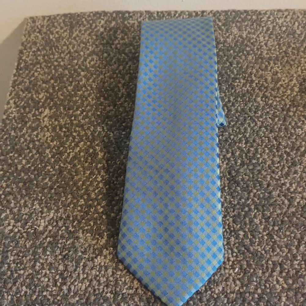 Michael Kors blue and green irredecent 100% silk men's tie.